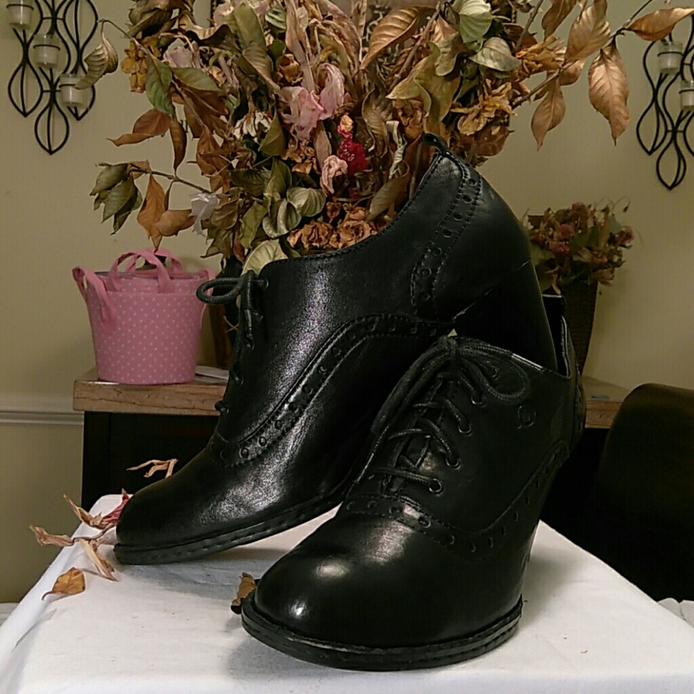 Born ladies laced heel